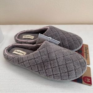 New Dearfoams Medium Gray Quilted Plush Slippers Women’s 7-8
